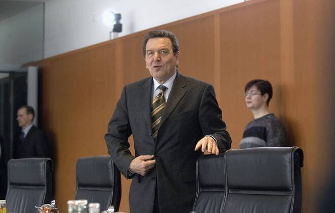 Bundeskanzler Gerhard Schröder (Deutschland SPD) anlässlich einer Kabinettssitzung in Berlin