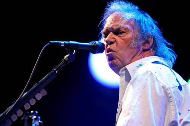 Sänger Neil Young während eines Konzertes in Leipzig