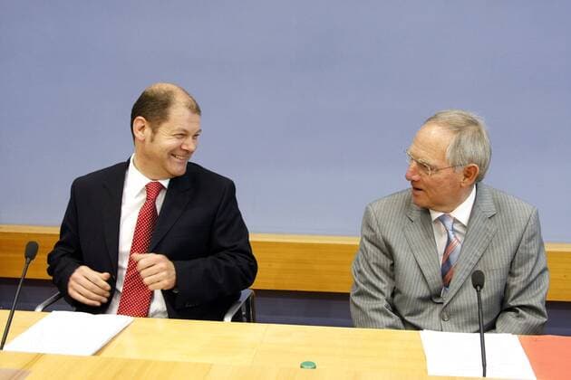 Innenminister Wolfgang Schäuble (Deutschland CDU) und Arbeitsminister Olaf Scholz (li., Deutschland SPD) während der Bundespressekonferenz in Berlin