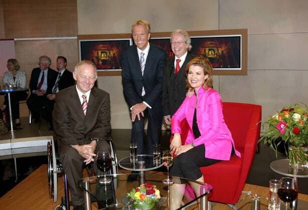 Innenminister Wolfgang Schäuble (li., Deutschland CDU), Moderator Markus Brock (2.v.li.), Andreas Mölich-Zebhauser (Intendant und Geschäftsführer Festspielhaus Baden-Baden) und Stargeigerin Anne-Sophie Mutter anlässlich der SWR-Sendung - SamstagAbend - in Baden-Baden