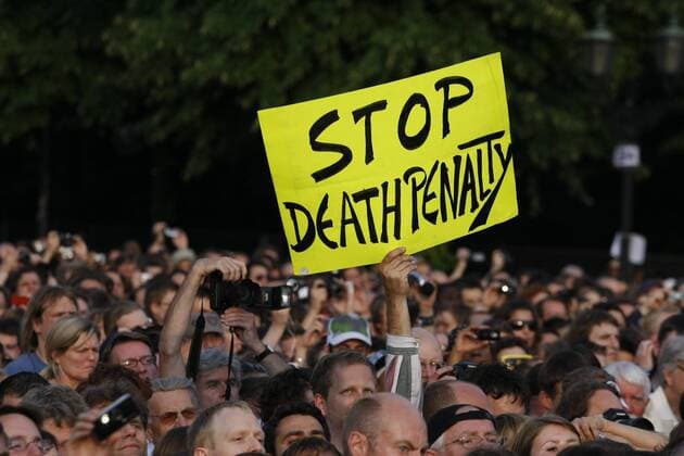 Stop Death Penalty - Zuhörer fordert mit einem Plakat das Ende der Todesstrafe während der Rede von Präsidentschaftskandidat Barack Obama (USA Demokraten Senator Illinois) vor der Siegessäule in Berlin