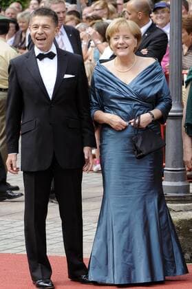 Bundeskanzlerin Angela Merkel (Deutschland CDU) mit Ehemann Joachim Sauer während der Eröffnung der Richard-Wagner-Festspiele in Bayreuth