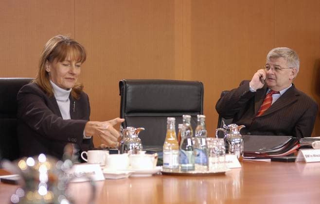 Bildungsministerin Edelgard Bulmahn (li., Deutschland SPD) und Außenminister Joschka Fischer (Deutschland Bündnis 90 Die Grünen) im Bundeskanzleramt in Berlin