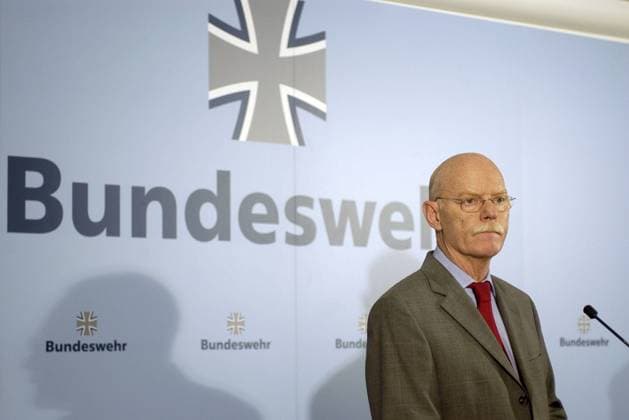 Verteidigungsminister Peter Struck (Deutschland SPD) während einer Pressekonferenz zur Lage der CIMIC in Berlin