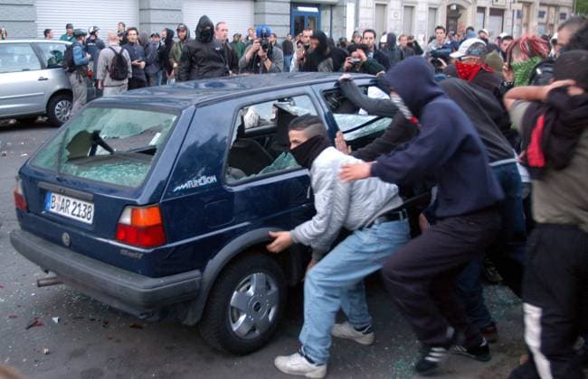 Vermummte errichten Barrikaden aus herumstehenden Autos - Krawalle am 1. Mai in Berlin-Kreuzberg