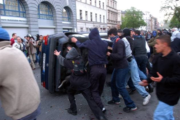 Vermummte errichten Barrikaden aus herumstehenden Autos - Krawalle am 1. Mai in Berlin-Kreuzberg
