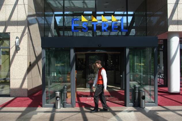 Page am Eingang zum Estrel Residence Hotel in Berlin-Neukölln