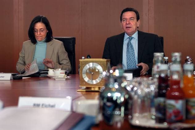 Bundeskanzler Gerhard Schröder (Deutschland SPD) und Kerstin Müller (Deutschland Bündnis90 Die Grünen-Fraktionsvorsitzende) am Kabinettstisch in Berlin