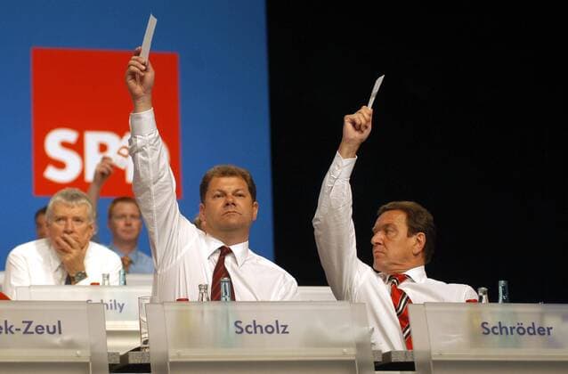 V.l.n.r.: Innenminister Otto Schily, Generalsekretär Olaf Scholz und Bundeskanzler Gerhard Schröder (alle Deutschland SPD) anlässlich eines Ausserordentlichen Bundesparteitags der SPD in Berlin