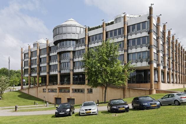 Architektur von Gottfried Böhm Deutsche Bank von Architekt Gottfried Böhm auf dem Plateau de Kirchberg in Luxemburg - iblkas00859151