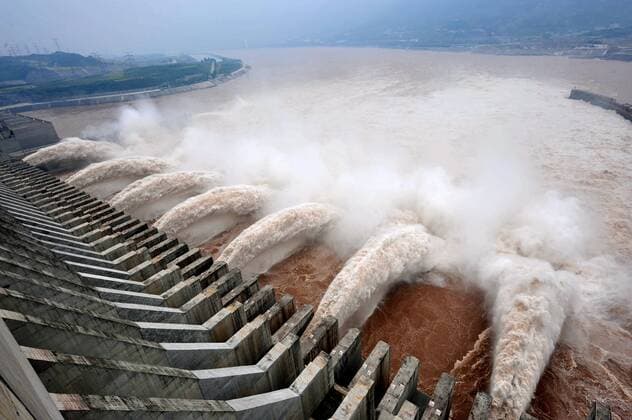 Geöffnete Schleusen des Drei-Schluchten-Staudamms in den Jangtse - China - 