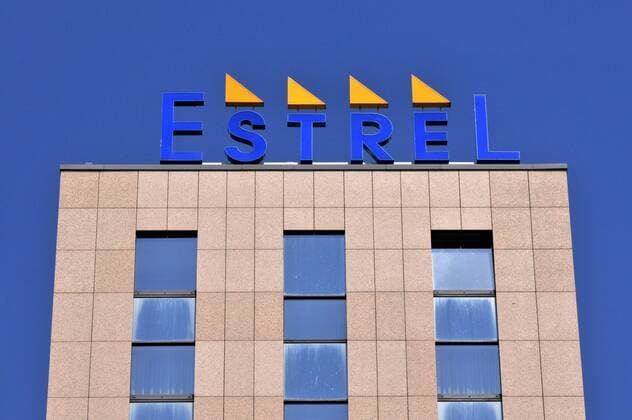 Firmenlogo auf dem Dach des Estrel-Hotels in Berlin