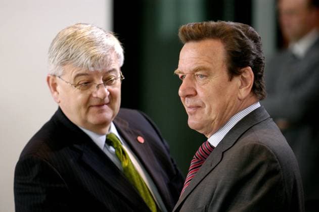 Bundesaußenminister Joschka Fischer (Deutschland Bündnis90 Die Grünen) und Bundeskanzler Gerhard Schröder (re., Deutschland SPD) während einer Sitzung des Kabinetts in Berlin