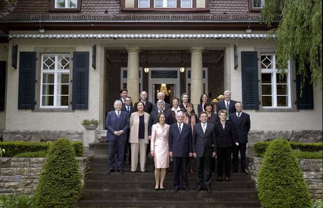 Bundespräsident Johannes Rau (vorn Mitte, Deutschland SPD) mit Mitgliedern der Bundesregierung anlässlich seines Abschiedsessen vor dem Gästehaus des Auswärtigen Amtes in Berlin - 1. Reihe: Bundeskanzler Gerhard Schröder (re., Deutschland SPD), Christina Rau (li.) - 2. Reihe v.l.n.r.: Innenminister Otto Schily, Entwicklungsministerin Heidemarie Wieczorek-Zeul, (beide Deutschland SPD), Außenminister Joschka Fischer (Deutschland Bündnis90 Die Grünen), Justizministerin Brigitte Zypries, Forschungsministerin Edelgard Bulmahn, Gesundheitsministerin Ulla Schmidt (alle Deutschland SPD), Umweltministerin Renate Künast (Deutschland Bündnis90 Die Grünen) und Finanzminister Hans Eichel (Deutschland SPD) - 3. Reihe: Regierungssprecher Bela Anda (li.), Verteidigungsminister Peter Struck (2.v.li., Deutschland SPD), Verkehrsminister Manfred Stolpe (3.v.li., Deutschland SPD) und Kanzleramtsminister Frank-Walter Steinmeier (re., Deutschland SPD)