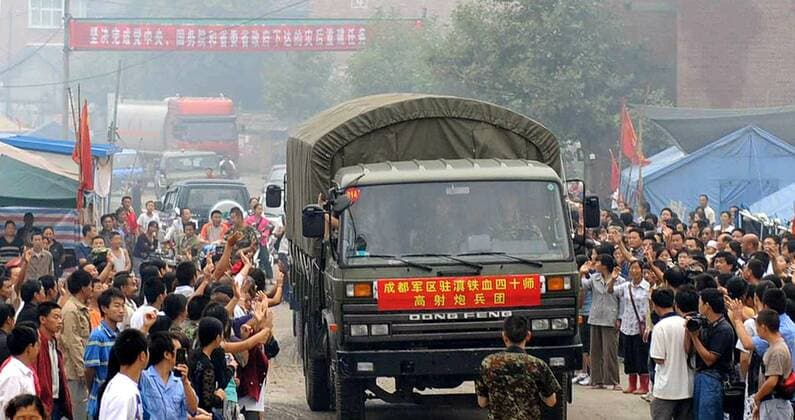 Einwohner von Qingchuan in der Erdbebenregion Sichuan verabschieden die abreisenden Soldaten - 