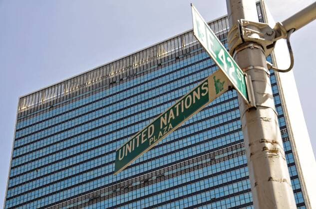 Architektur von Kevin Roche Straßenschild - United Nations Plaza - in Manhattan in New York City - USA - iblwga00821269
