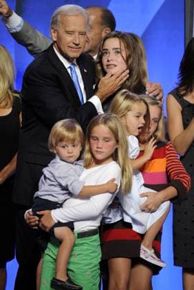 Vizepräsidentschaftskandidat Joe Biden (USA Demokraten Senator Delaware) mit seinen Enkelkindern während des Parteitags der Demokraten in Denver -  (DNC200808273431)