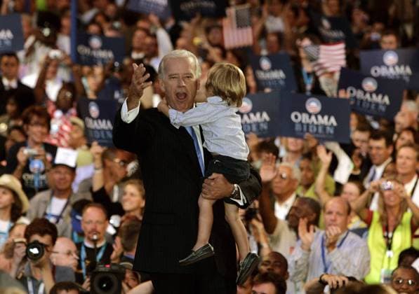 Vizepräsidentschaftskandidat Joe Biden (USA Demokraten Senator Delaware) mit seinem Enkelsohn während des Parteitags der Demokraten in Denver -  (DNC20080827835)