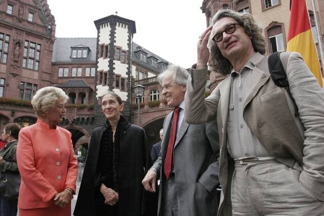 Petra Roth (li. Deutschland CDU Oberbürgermeisterin Frankfurt am Main), Preisträgerin Choreographin Pina Bausch und Regisseur Wim Wenders (re.) anlässlich der Verleihung des Goethepreises in Frankfurt am Main