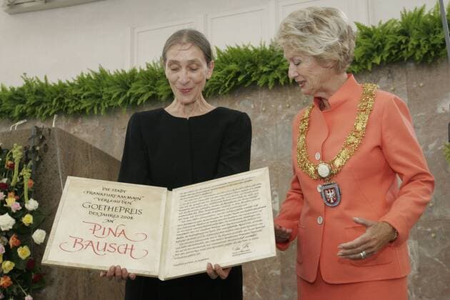 Preisträgerin Choreographin Pina Bausch (li.) und Petra Roth (Deutschland CDU Oberbürgermeisterin Frankfurt am Main) anlässlich der Verleihung des Goethepreises in Frankfurt am Main