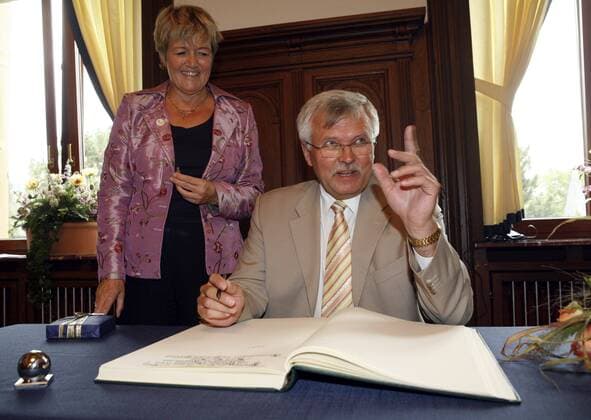 Innenminister Jüri Pihl (Estland) mit Birgit Collin-Langen (Deutschland CDU Bürgermeisterin Bingen am Rhein) während seines Eintrags in das Gästebuch der Stadt Bingen