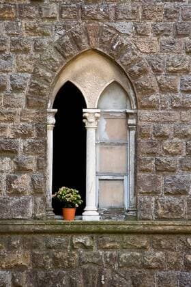 Spitzbogenfenster in der Altstadt von Volterra