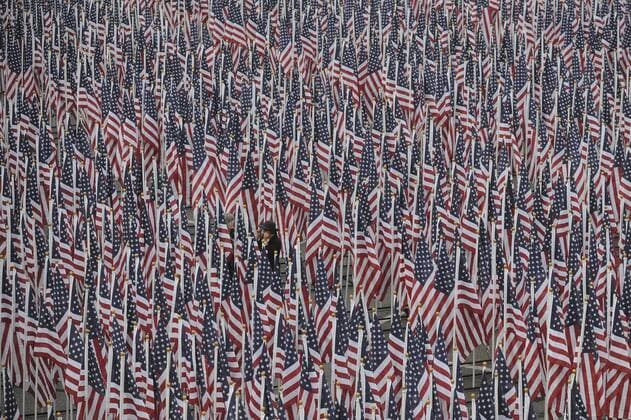 20 Jahre Anschläge vom 11. September: Gedenkkultur in den USA Amerikanische Flaggen aufgestellt für alle Opfer der Terroranschläge vom 11. September anlässlich der Einweihung des Pentagon Memorial in Arlington -  wap20080911330