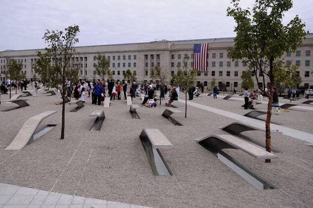 20 Jahre Anschläge vom 11. September: Gedenkkultur in den USA Besucher anlässlich der Einweihung des 9 11 Pentagon Memorial in Arlington -  wap20080911340