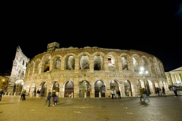 Piazza Bra und Arena di Verona in der Altstadt von Verona (iblnom00846913)