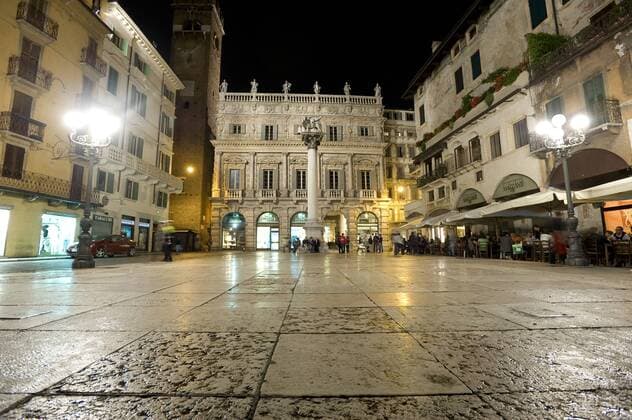 Piazza delle Erbe in der Altstadt von Verona (iblnom00846923)