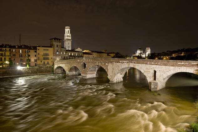 Ponte Pietra über den Fluss Etsch in der Altstadt von Verona (iblnom00846951)