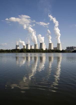 IMAGO Nature: Unsere Erde, Energiequellen, Kohlekraftwerke Rauchende Schornsteine des Vattenfall-Braunkohlekraftwerks in Jänschwalde