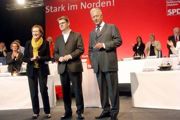 Spitzenkandidat Ralf Stegner zwischen seinen Vorgängern Heide Simonis und Björn Engholm (re., alle Deutschland alle SPD) Sonderparteitag der SPD Schleswig-Holstein in Lübeck