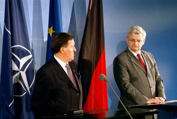 Lord George Robertson (li. Großbritannien NATO-Generalsekretär) trifft Außenminister Joschka Fischer (Deutschland Bündnis90 Die Grünen) anlässlich einer Pressekonferenz in Berlin