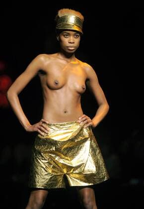 Model präsentiert barbusig eine Kreation aus der Frühjahr Sommer-Kollektion von Designerin Vivienne Westwood im Rahmen der London Fashion Week -  (lon20080918103)