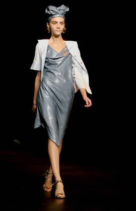 Model präsentiert eine Kreation aus der Frühjahr Sommer-Kollektion von Designerin Vivienne Westwood im Rahmen der London Fashion Week -  (lon20080918106)