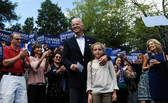 Vizepräsidentschaftskandidat Joe Biden (USA Demokraten Senator Delaware) mit Enkelin Finnegan und Ehefrau Jill Biden (re.) anlässlich einer Wahlkampfveranstaltung in Sterling, Virginia -  (WAP20080919719)
