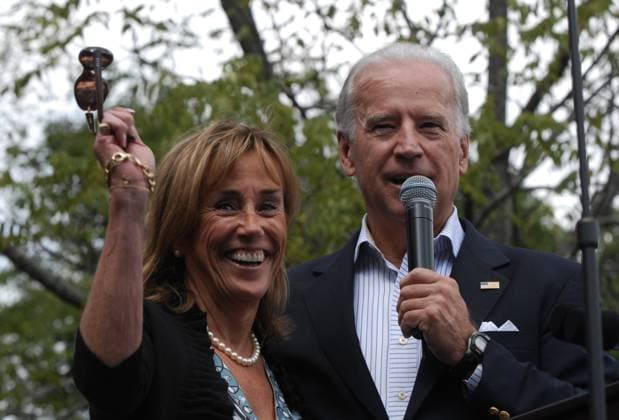 Vizepräsidentschaftskandidat Joe Biden (USA Demokraten Senator Delaware) mit seiner Schwester Valerie Owens anlässlich einer Wahlkampfveranstaltung in Sterling, Virginia -  (WAP20080919717)