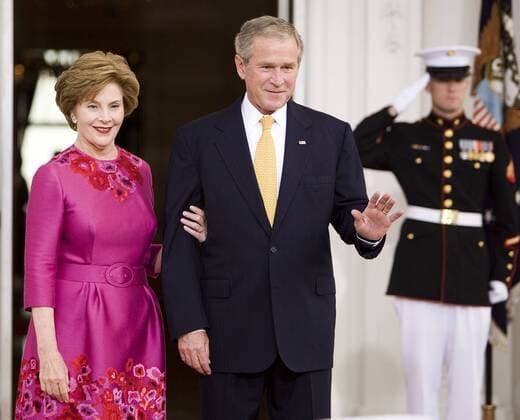 Präsident George W. Bush (USA) und Ehefrau Laura erwarten Präsident Alvaro Uribe (Kolumbien) anlässlich eines Treffens in Washington -  (WAX20080920705)