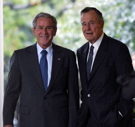 Präsident George W. Bush (li., USA) und sein Vater, George H. W. Bush (USA), in Washington  (WAP20080925704)