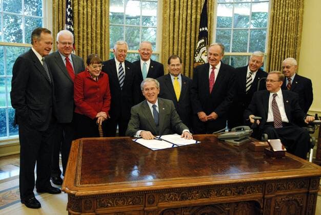 Präsident George W. Bush (Mitte, USA) und sein Vater, George H. W. Bush (li., USA) anlässlich der Unterzeichnung des ADA Amendments Act of 2008 in Washington  (WAP20080925711)