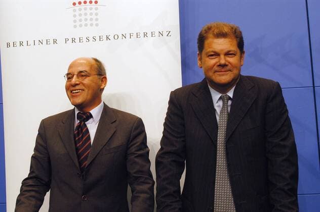 Gregor Gysi (li. Deutschland PDS) und Olaf Scholz (Deutschland SPD-Generalsekretär) anlässlich der Präsentation des Buches - Was nun - von Gregor Gysi - in Berlin