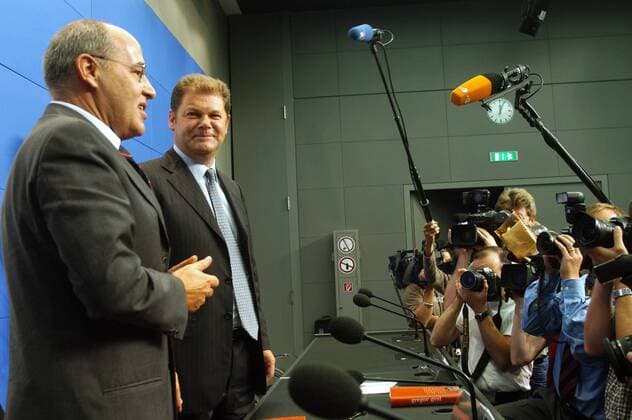 Gregor Gysi (li. Deutschland PDS) und Olaf Scholz (2.v.li. Deutschland SPD) anlässlich der Präsentation des Buches - Was nun - von Gregor Gysi - in Berlin