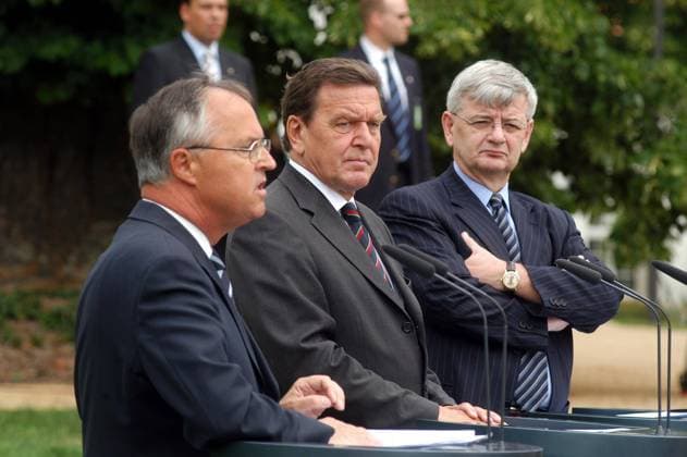 Bundeskanzler Gerhard Schröder (Deutschland SPD), Außenminister Joschka Fischer (re., Deutschland Bündnis90 Die Grünen) und Finanzminister Hans Eichel (li., Deutschland SPD) während der Kabinett Klausurtagung in Neuhardenberg