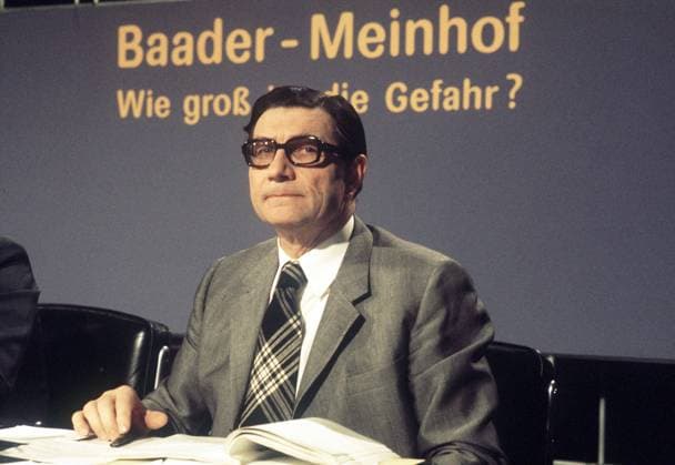 Innenminister Werner Maihofer (Deutschland FDP) vor dem Schriftzug - Baader-Meinhof? Wie groß ist die Gefahr?
