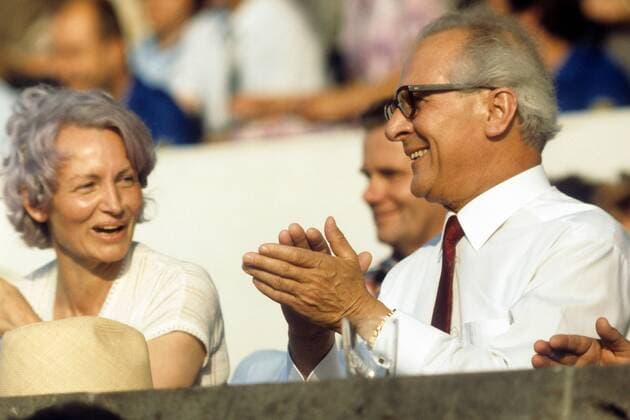 Staatsratsvorsitzender Erich Honecker (DDR SED) und Ehefrau Margot Honecker (DDR Ministerin für Volksbildung) anlässlich einer Parade in Berlin