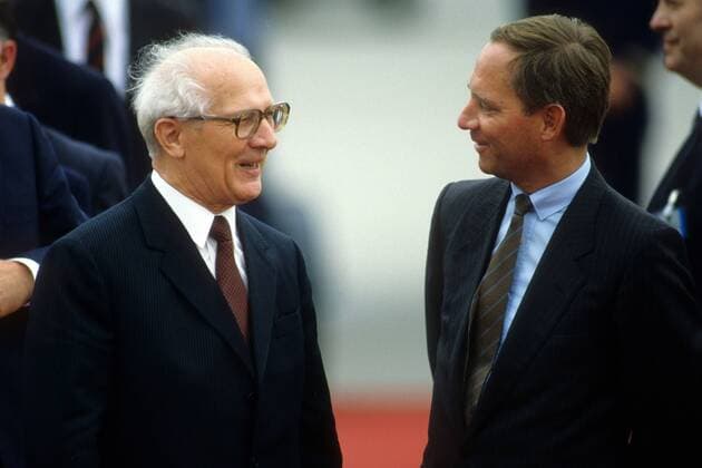 Staatsratsvorsitzender Erich Honecker (li., DDR SED) und Wolfgang Schäuble (Deutschland CDU Bundesminister für besondere Aufgaben) in Bonn