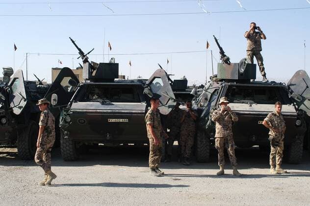 Bundeswehrsoldaten neben Militärfahrzeugen in Kabul