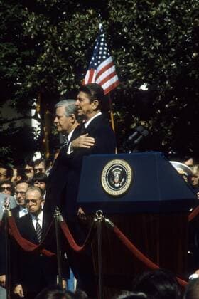 Bundeskanzler Helmut Schmidt (Deutschland SPD) neben Präsident Ronald Reagan (USA) anlässlich eines Treffens in Washington DC
