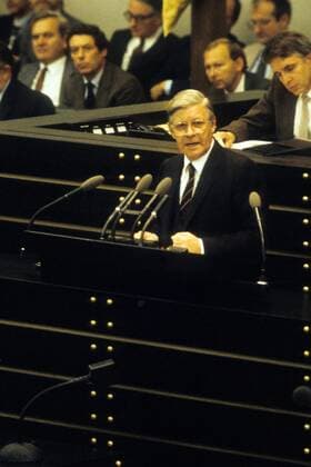 Bundeskanzler Helmut Schmidt (Deutschland SPD) hält eine Rede vor dem Bundestag in Bonn